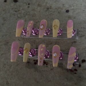 Elegant Pink and Cream Nail Set
